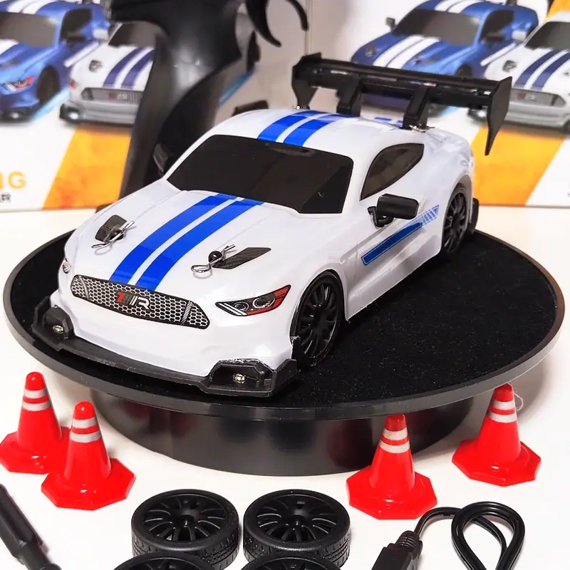 Купити Машинка для дрифта на радіокеруванні 1:24 Ford Mustang 4WD з підсвіткою біла за 899 грн