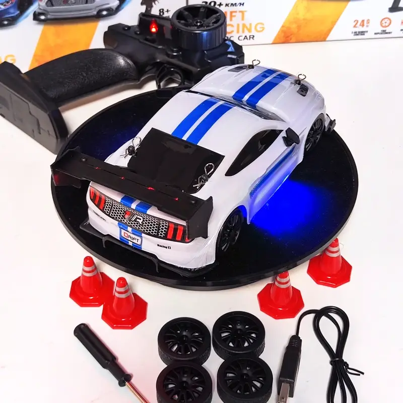 Купити Машинка для дрифта на радіокеруванні 1:24 Ford Mustang 4WD з підсвіткою біла за 899 грн