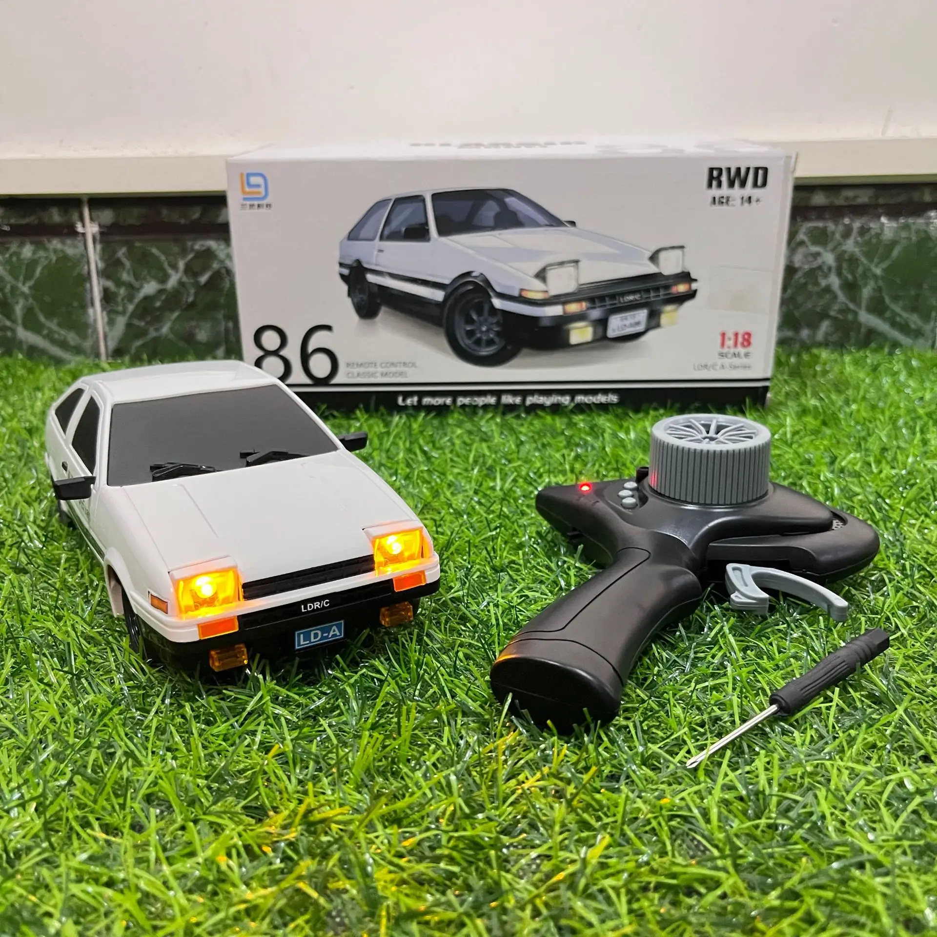 Купити Дрифт машинка на радіокеруванні 1/18 Toyota AE86 Trueno LDR/C з відкриваючими фарами за 1750 грн